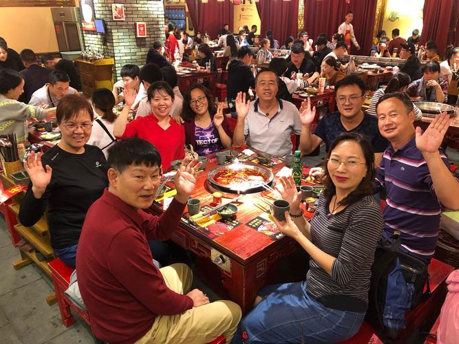 围坐火锅团团圆圆.