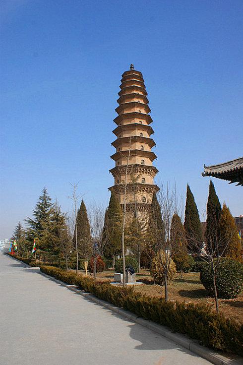 人去塔空音尚在,再来却是哪年春?  圣寿寺舍利塔位于芮城县城北.