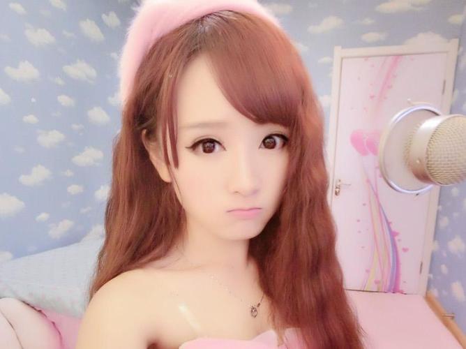 大眼萌妹一曲《美女主播》~等待你的到来