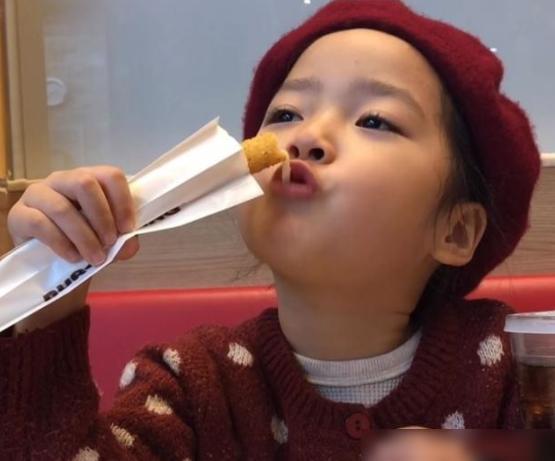 7岁表情包女孩权律二近照曝光双眼无神灵气全无像没牙小老太