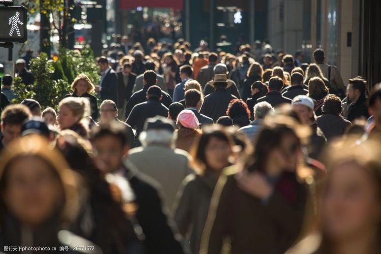 城市街道上的人群图片
