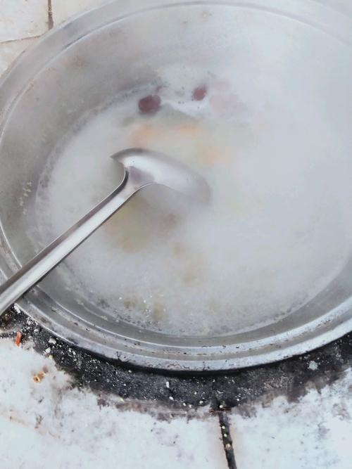 用木柴烧火做饭香,好喝.今天我用木柴烧了一锅粥非常非常的好喝.