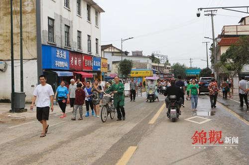 新都区石板滩主要街道已清扫完毕 晚上8点将恢复全面