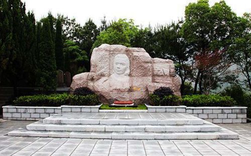 朱枫烈士墓位于镇海革命烈士陵园北侧