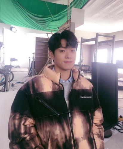 魏大勋微博分享自己帅气照片网友留言他拍永远比自拍好看