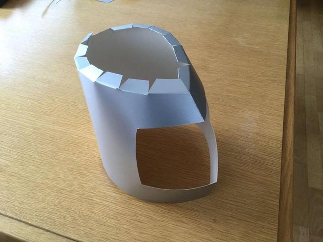 完成此操作–头盔已经看起来像头盔了,真好! 步骤4:将顶端粘上