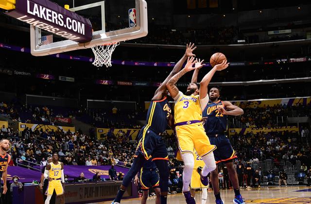 詹姆斯超远三分准绝杀霸气回应格林,湖人顺利突围首轮面对太阳