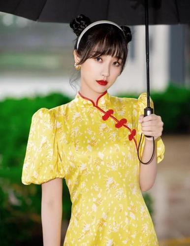 "小作精"虞书欣,穿旗袍配丸子头,优雅不失少女感十足格外美丽