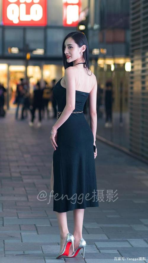 模特:穿黑色长裙的美女车模,高开叉大露背凸显好身材