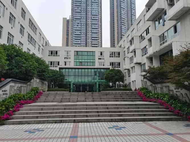 位于一环路的成都铁中,临近金牛万达,是区域内数一数二的一所完中.