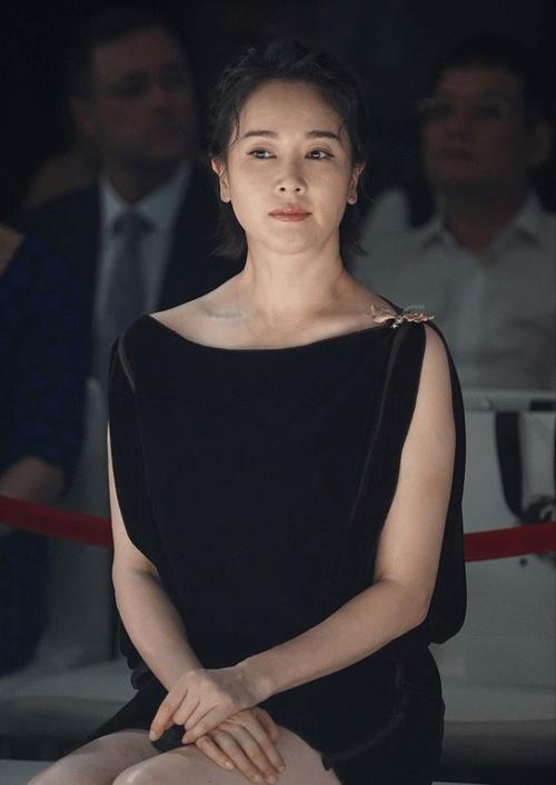 左小青穿丝绒裙好富态,看着还挺有"阔太感",气质真是太好了