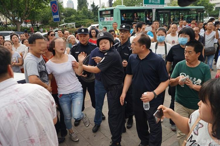 05 7月9日,山东青岛,犯罪嫌疑人指认现场 .被害人家属情绪激动.