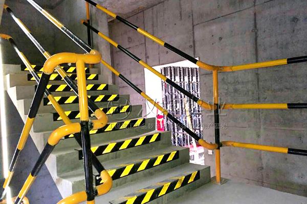 扫脚线,警示语采用喷