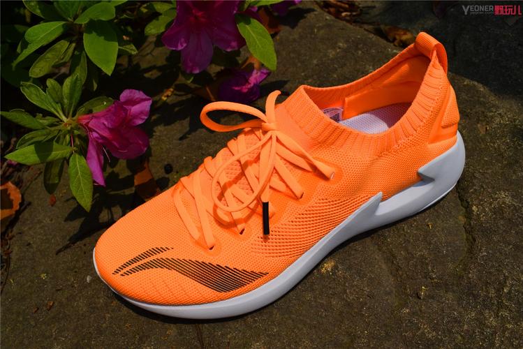 李宁追风竞速跑鞋外形和色彩搭配都非常简练,一体织袜套鞋面,全橙色