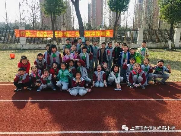 "我和树儿共成长,长大共做栋梁才"---尚鸿小学植树节