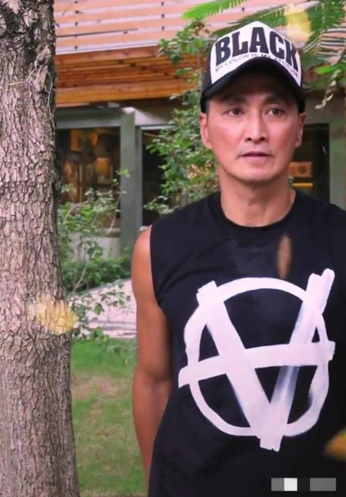 61岁何家劲近况曝光,身材相貌如30岁,身家过亿至今未婚