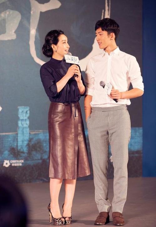 《三城记》发布会 秦海璐井柏然亲密互动