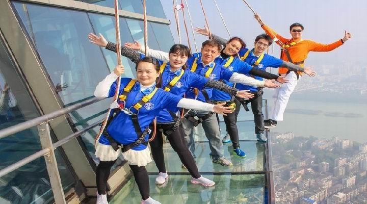 柳州地王国际财富中心七十六层的空中玻璃栈道对外开放