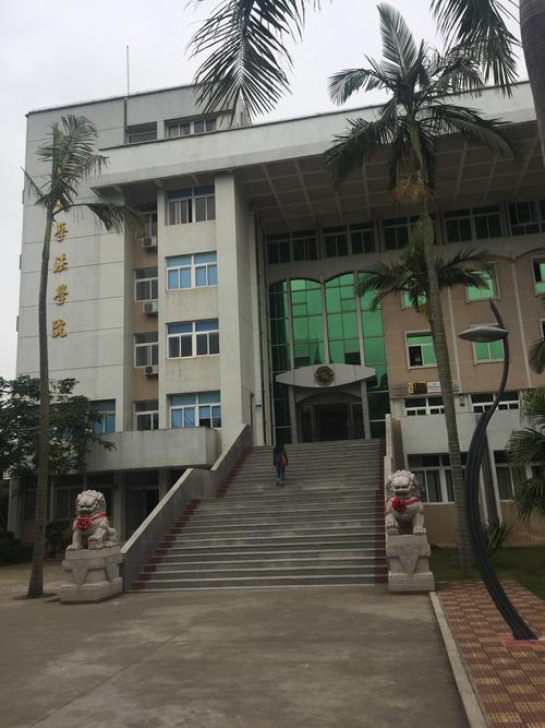 就是这里,嗯,没错,厦大法学院.高考文科在600分以上才可以来到的地方