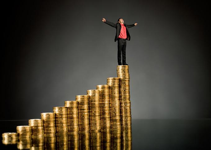 站在金币上的成功男士高清图片