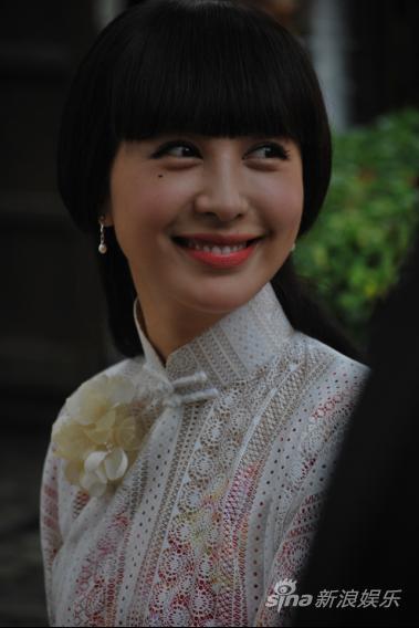 李菲儿为拍《民国往事》苦练古筝 神情优雅(图)