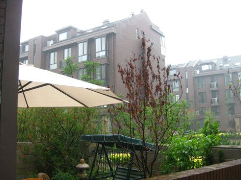 雨景中的别墅校区