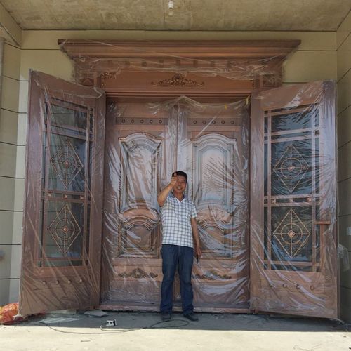 长沙铜门厂家是由电解板制成,在表面喷涂上颜色与湖南铜门相近的油漆