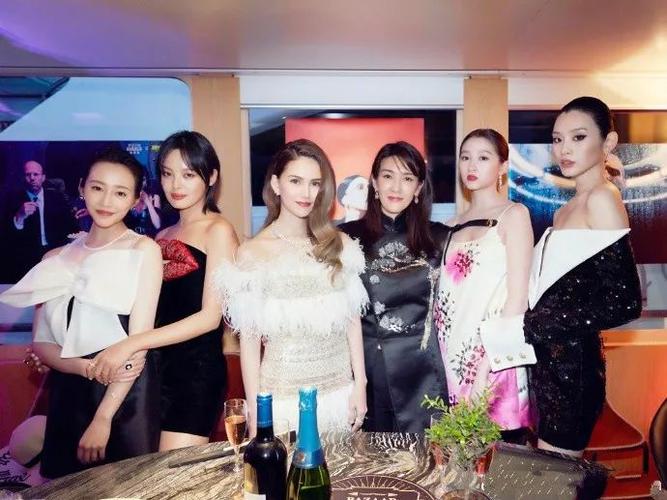 女星合照对比:关晓彤显老,奚梦瑶眼妆似黑山老妖,昆凌
