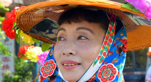 大金牙,惠安女还有在门牙两侧各镶一颗金牙做装饰的习俗