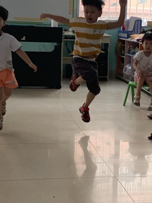 东方儿童礼仪幼儿园小二班单腿跳