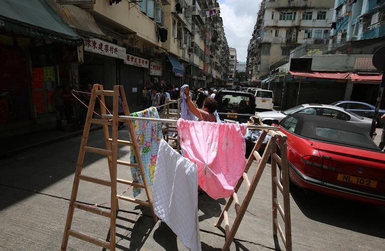 图:土瓜湾重建项目楼龄近60年,社区老化,居民在街上晾晒衣服/大公报