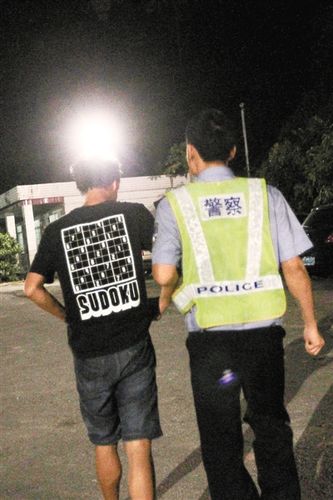 盯梢警车报信 嫌疑人被抓捕(组图)