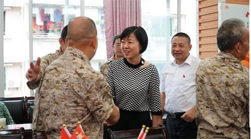 在会议室,董正红等领导与军休干部们亲切握手,向他们表示亲切慰问.