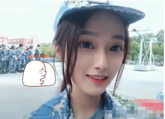 从照片上面看这位小姐姐的颜值,还是特别高,可以说是完全不会输给现在