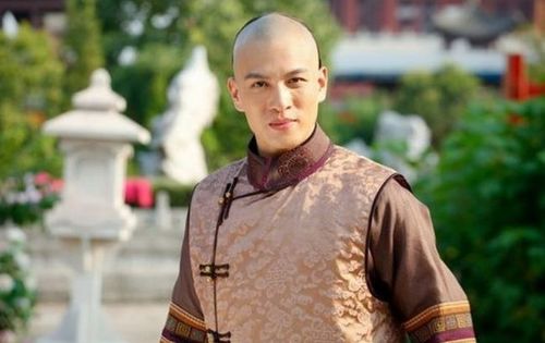 清朝阿哥不应随皇帝在上三旗可为什么会不同的被分在下五旗