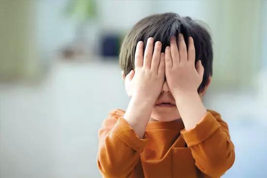 宝宝到了4个半月时,上述几项检查均达不到要求,可能存在着视力障碍,需