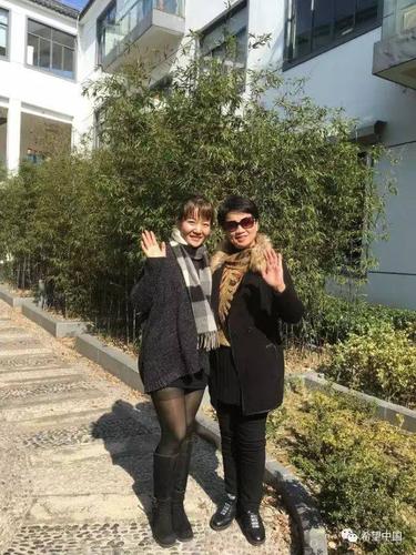 徐莹老师和播音主持大师季燕老师的合影