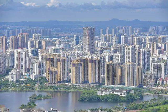 资料图:俯瞰海口市区楼群.骆云飞摄