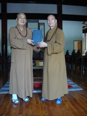 太姥山一片瓦禅寺住持题静老法师到能仁寺参观,并拜访了法大和尚,两人