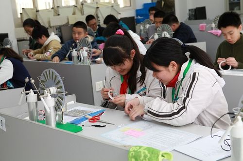 3.初中生在复旦附中校园开放日参与相关科学体验.