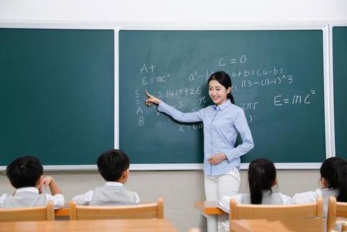 家长应该将更多目光放在老师的教学能力上面,对于老师教学方式和教师