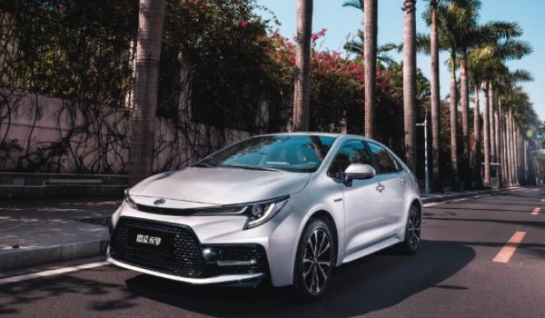 3万元,价格比较实惠,而且丰田雷凌二手车价格比较保值.