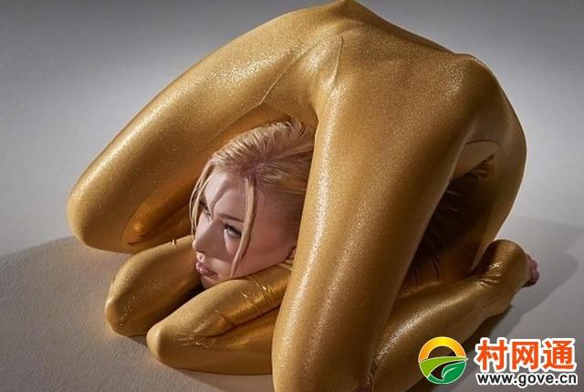 图中俄罗斯女孩的身体非常柔软,可以做出任何你能想象得到的姿势.