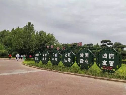 从德胜公园东面正门进入,首先映入眼帘的是一个文化广场,广场中心有一