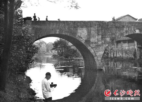 摄影组组长唐大柏,拿着当时国内最顶级的哈苏120相机在涟源蓝田镇采访