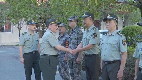 省军区政治委员谢东辉看望慰问张富清