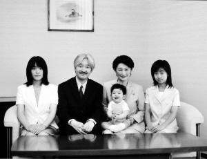 这是日本官方媒体在8月31日为文仁亲王秋筱宫拍摄的"全家福".