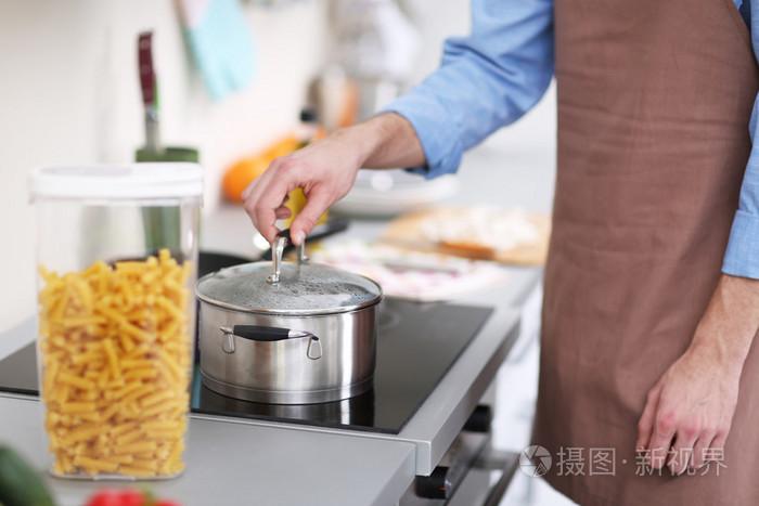 男人在厨房里烹饪面食