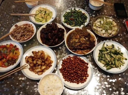 李 秘 年夜饭,越来越简单 品佳肴,越来越清淡 盯住表,还有