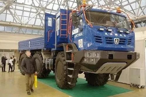 400马力配16挡箱,跋山涉水无所不能,卡玛兹6x6全地形卡车有点秀